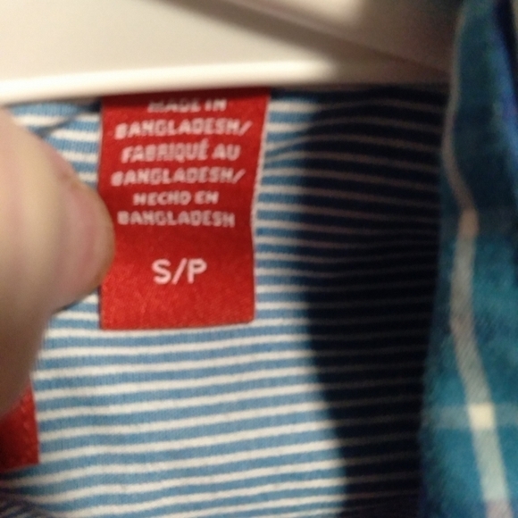 Izod LADIES BLUE AND WHITE PIN STRIPE BUTTON DOWN BLOUSE. SIZE SMALL - Picture 7 of 7